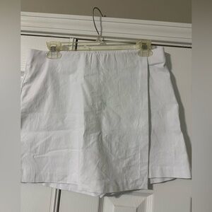 Women’s White Mini short size 10